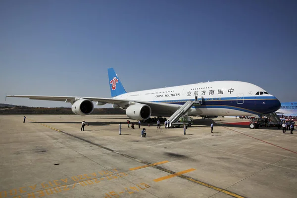 Θέα Των Chinas Πρώτα Airbus A380 Της Κίνας Νότια Στο — Φωτογραφία Αρχείου