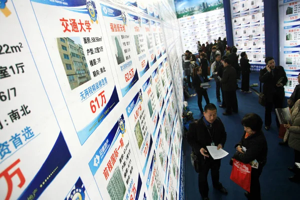 Homebuyers Look Ads Pre Owned Apartments Real Estate Fair Dalian — Fotografia de Stock