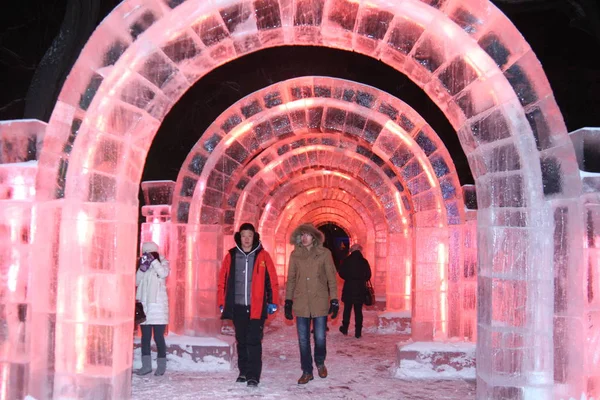 Visitantes Passam Por Esculturas Gelo Durante Operação Experimental 40Th Harbin — Fotografia de Stock