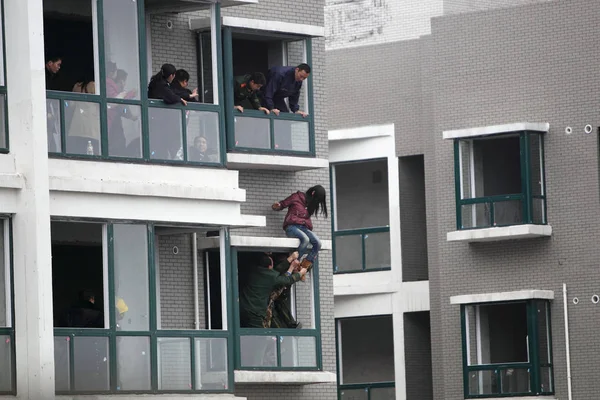 Rescuers Estão Puxando Uma Menina Que Tenta Cometer Suicídio Partir — Fotografia de Stock