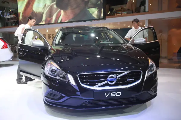 Visitatori Guardano Una Volvo S60 Durante Salone Automobilistico Nella Città — Foto Stock