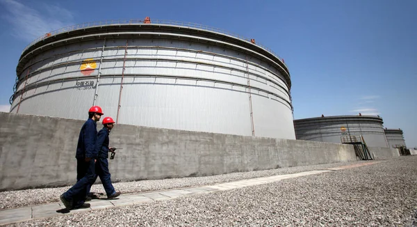 Chinesische Inspektoren Patrouillieren Öltanks Auf Der Dagang Ölreservebasis Von Cnpc — Stockfoto