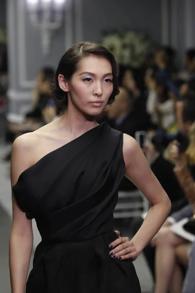 Model Wyświetla Nową Kolekcję Podczas Pokazu Mody Christian Dior Wiosna — Zdjęcie stockowe