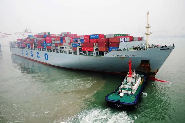 Cosco Container Ship Seen Port Qingdao City East Chinas Shandong — Stock Photo, Image