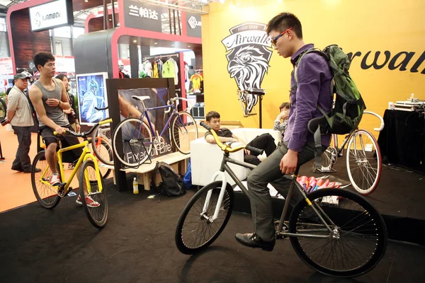 Відвідувачі Приміряти Велосипеди Під Час Китайського Міжнародного Велосипедного Автомобільного Ярмарку — стокове фото