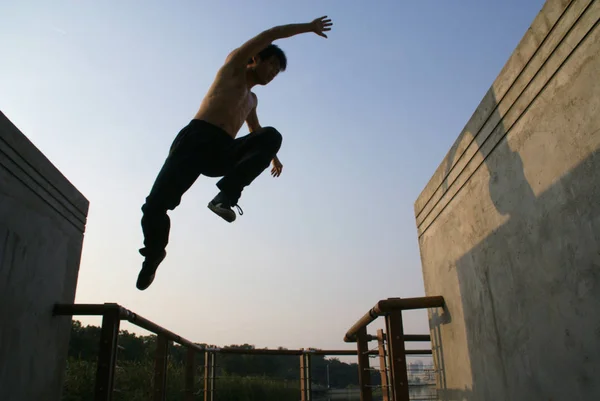 Egy Fiatal Kínai Férfi Gyakorlatok Parkour Egy Extrém Sportközpont Wuhan — Stock Fotó