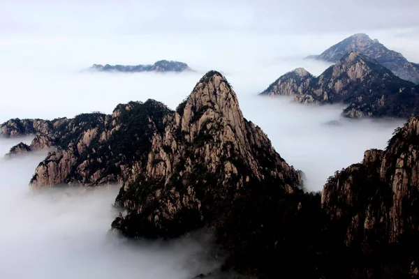 Перегляд Хмари Хуаншань Жовтий Гора Провінції Аньхой Chinas Сходу Березня — стокове фото