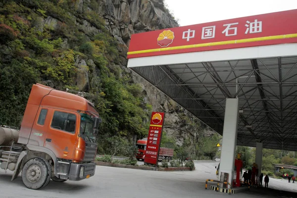 Egy Teherautó Hogy Üzemanyagú Vezet Egy Benzinkútnál Cnpc China National — Stock Fotó