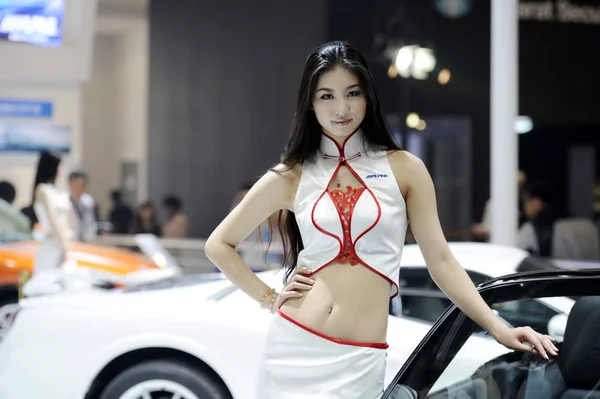 Een Model Vormt Met Een Auto Tijdens 12E Beijing International — Stockfoto