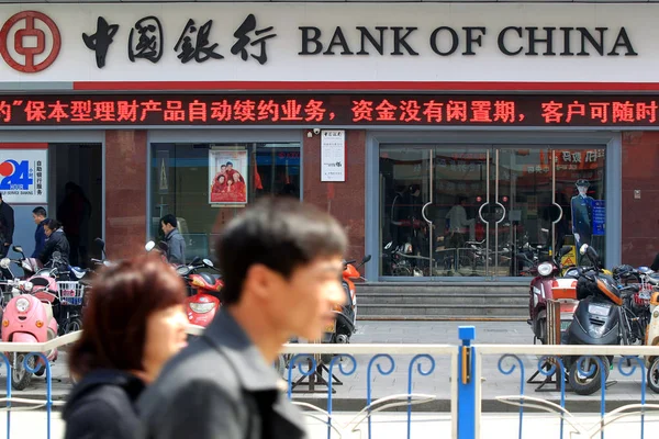 Des Piétons Passent Devant Une Succursale Bank China Boc Dans — Photo