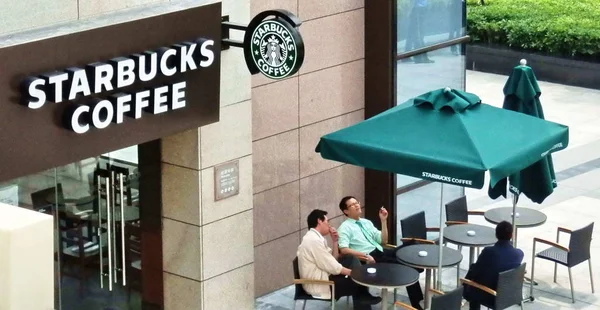 File Customers Enjoy Coffee Starbucks Coffee Cafe Shanghai China May — стоковое фото
