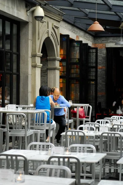 Clientes Sentar Restaurante Xangai Xintiandi Xangai China Setembro 2011 — Fotografia de Stock