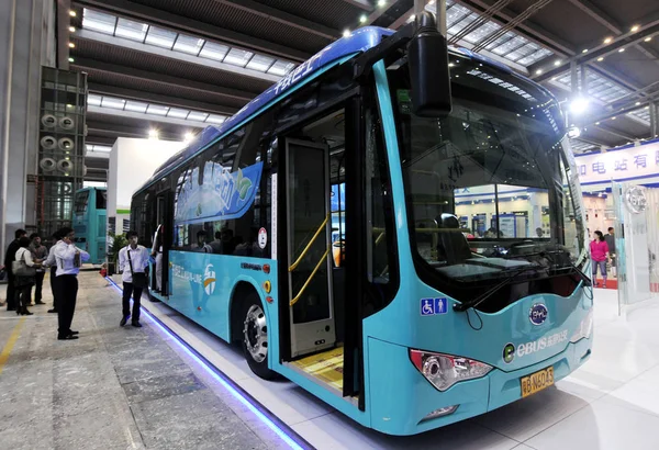 Visitantes Olham Para Ônibus Elétrico Byd Durante Uma Exposição Cidade — Fotografia de Stock