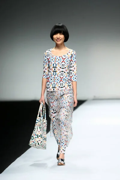 Model Przedstawia Tworzenie Zuczug Kolekcji Podczas Tygodnia Mody Shanghai Szanghaj — Zdjęcie stockowe