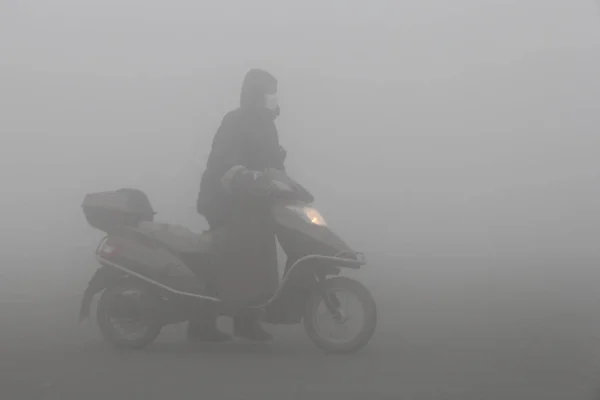 Ciclista Empuja Bicicleta Eléctrica Una Carretera Con Mucho Smog Condado — Foto de Stock