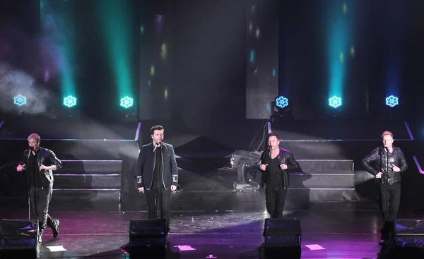 2012年3月1日 爱尔兰男孩乐队Westlife的基安 沙恩和尼基在中国西南部四川省成都的音乐会上表演 — 图库照片