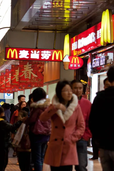 Yayalar Guangzhou Bir Mcdonalds Restoran Geçmiş Yürümek Güney Çin Guangdong — Stok fotoğraf