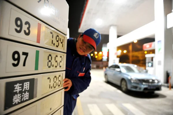 Ein Chinesischer Arbeiter Aktualisiert Die Kraftstoffpreise Einer Tankstelle Der Stadt — Stockfoto