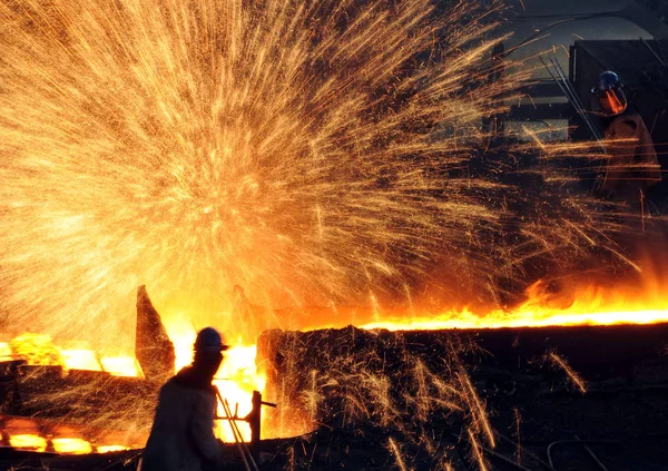 Китайский Рабочий Проверяет Расплавленный Металл Искровом Душе Перед Доменной Печью — стоковое фото