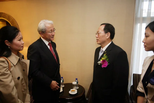 2012年4月25日 北京副市长郭忠文 在中国北京 Ntt Data 中国地区总部举行的开幕式上与 Ntt Data 总裁和左二的 Ceo — 图库照片