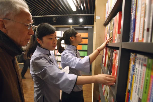 Empleados Vestidos Estilo China Republicana Ayudan Cliente Encontrar Libro Una —  Fotos de Stock