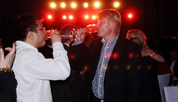 フィンランドのレーシングカードライバー ハッキネンが2012年4月15日 上海で行われたメルセデス ベンツの晩餐会に出席 — ストック写真