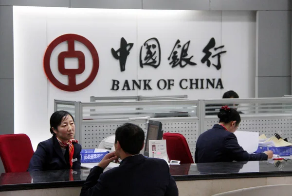 Commis Chinois Entretient Avec Client Dans Une Succursale Banque Chine — Photo