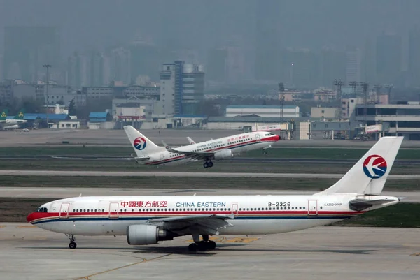 Két Repülőgép Kína Keleti Látható Shanghai Hongqiao International Airport Sanghajban — Stock Fotó
