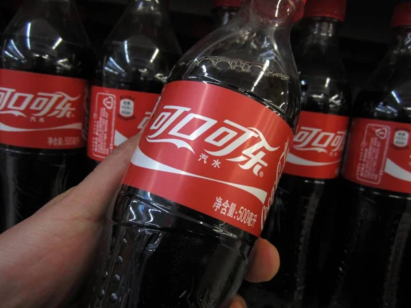 Cliente Compra Una Botella Coca Cola Supermercado Ciudad Nantong Provincia —  Fotos de Stock