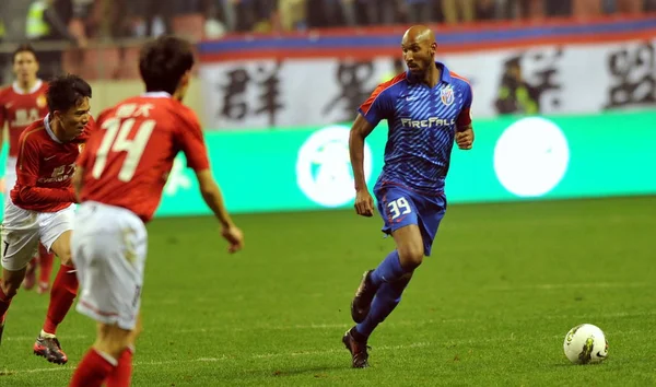 Striker Prancis Nicolas Anelka Dari Shanghai Shenhuas Mengontrol Bola Pada — Stok Foto