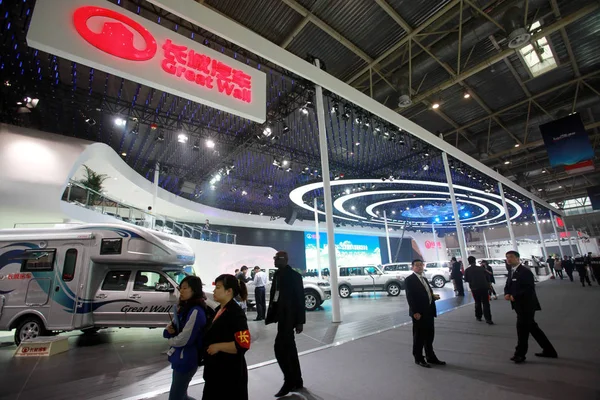 Visitors Walk Stand Great Wall Motors 12Th Beijing International Automotive — Stock Photo, Image