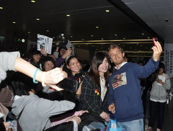2012年4月11日 梅赛德斯车队的德国F1车手尼科 罗斯伯格抵达中国上海浦东国际机场后与中国球迷合影 — 图库照片