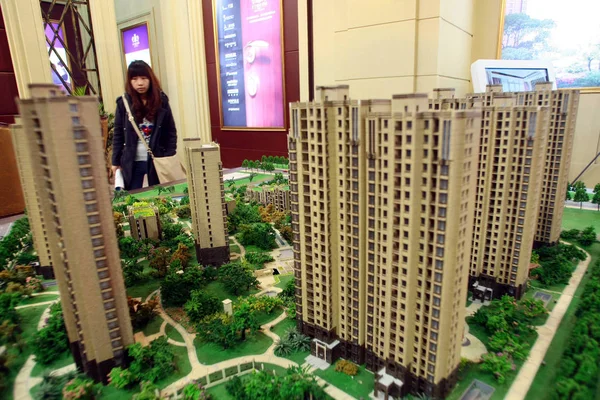 2012年3月15日 中国上海春季房地产交易会期间 一位中国购房者查看了住宅公寓项目的模型 — 图库照片