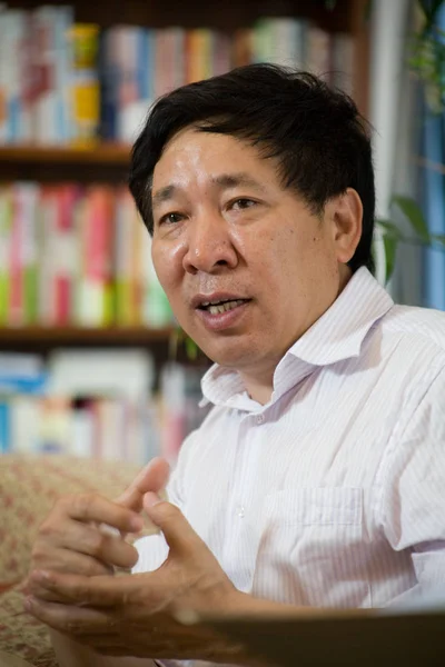 中国の作家であり作家のヤン Lianke 東中国浙江省 杭州でのインタビューの間に話す 月2009 — ストック写真