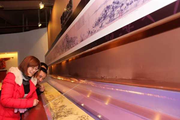 Visitatori Guardano Dipinto Cinese Fatto Cioccolato World Chocolate Wonderland Parco — Foto Stock