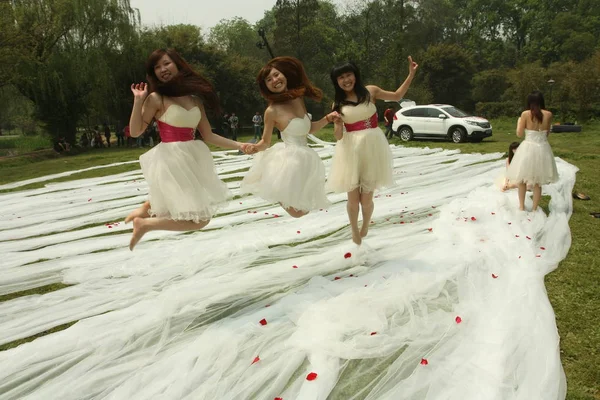 Les Demoiselles Honneur Sautent Dessus Robe Mariée Longue 520M Wuhan — Photo