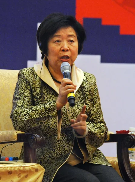 2000年至2008年担任中国人民银行副行长的吴晓玲在2012年2月18日于中国北京举行的论坛上发表了讲话 — 图库照片