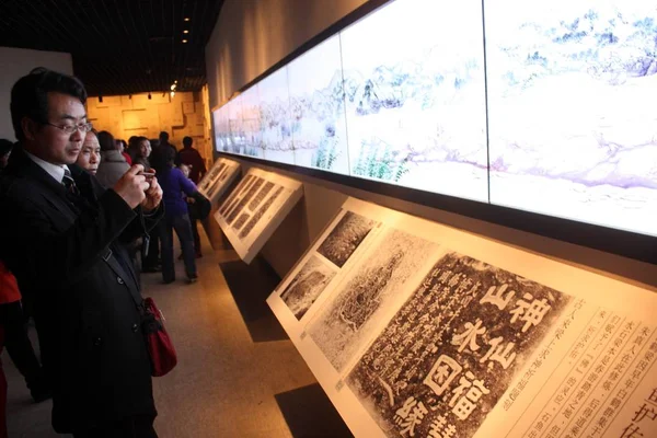 Visitor Takes Pictures Rubbings Baiheliang Underwater Museum Chongqing China March — Stock Photo, Image