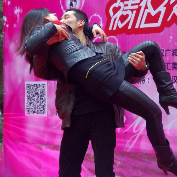 Молода Китайська Пара Виконує Цілуватися Трюк Поцілунок Конкурс Святкування Різдва — стокове фото