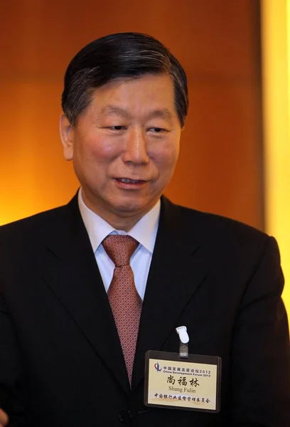 中国银行业监督管理委员会主席尚福林在2012年3月17日于中国北京举行的2012年中国发展论坛上合影 — 图库照片