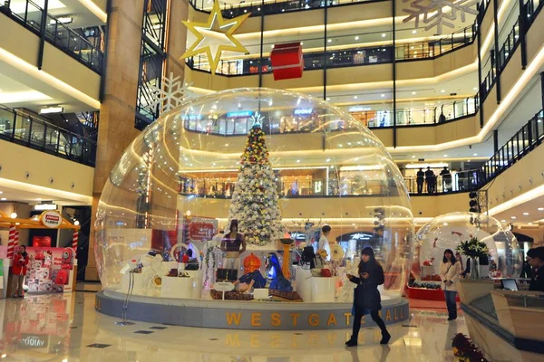 2013年12月19日 在中国上海的一家购物中心 顾客走过装饰店庆祝圣诞节 — 图库照片