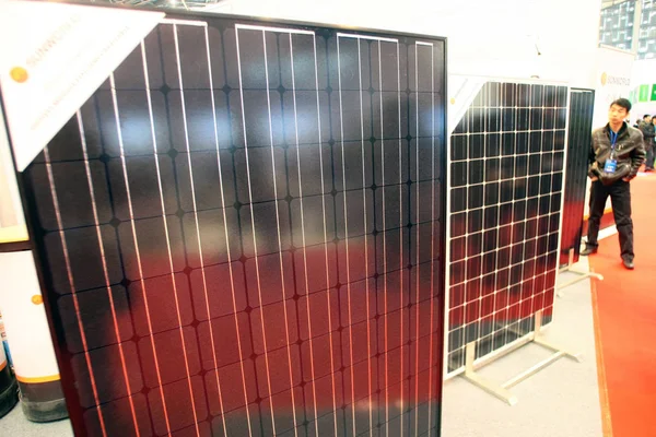 Paneles Solares Ven Exhibición Durante Exposición Industria Fotovoltaica Asiasolar 2012 — Foto de Stock
