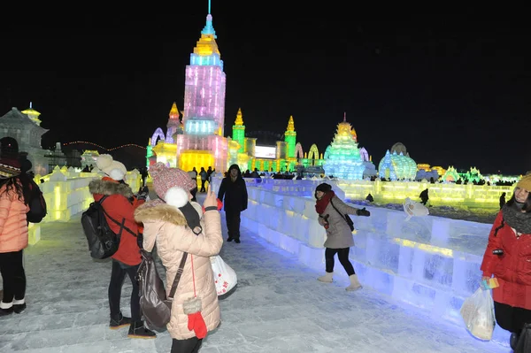 Besucher Fotografieren Eisskulpturen Der Harbin Eis Und Schneewelt Harbin City — Stockfoto