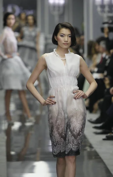 Kínai Modell Danni Más Modellek Jeleníti Meg Gyűjtemény Christian Dior — Stock Fotó