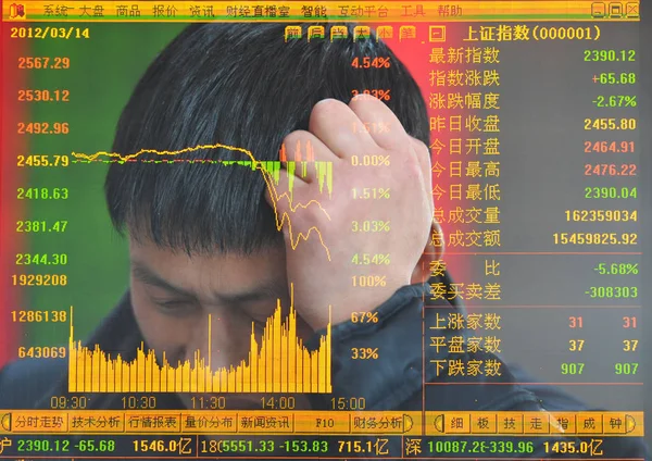 中国の投資家は Fuyang 東中国安徽州の株式仲買家で株式の価格を見て 価格上昇のための赤 価格下落のためにグリーン 月2012 — ストック写真