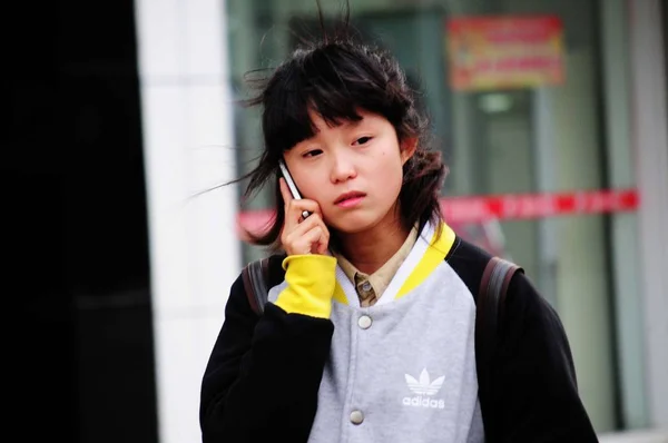 Uma Jovem Fala Telefone Celular Uma Rua Qingdao Leste Província — Fotografia de Stock