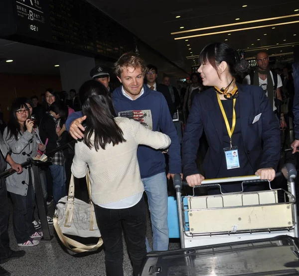 2012年4月11日抵达中国上海浦东国际机场后 奔驰车队的德国 车手尼科 罗斯伯格拥抱了中国球迷 — 图库照片