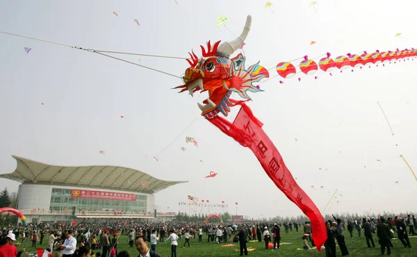 Gente Vuela Cometas Durante 29º Festival Internacional Cometas Weifang Ciudad — Foto de Stock