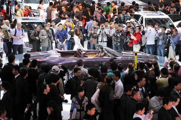 2012年4月25日在中国北京举行的第十二届北京国际汽车展览会 2012年中国汽车 游客聚集在凯迪拉克 Ciel 概念展周围 — 图库照片