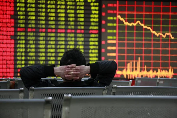 Chinese Investor Looks Prices Shares Green Price Falling Red Price — Stock Photo, Image